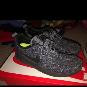 USED - Nike Roshe Size 8 (obo)